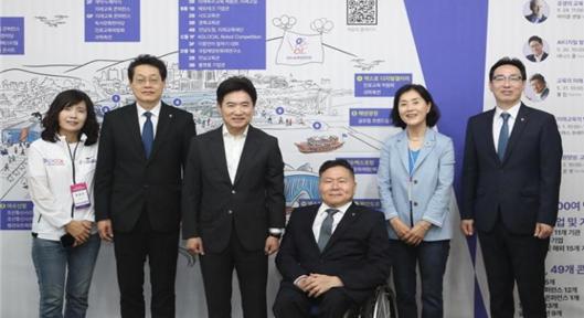 5월30일 '2024 대한민국 글로컬 미래교육박람회장'에서 간담회에 참석한 관계자들이 기념촬영을 하고 있다.(사진제공=한국장애인고용공단)