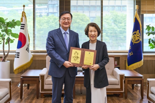 ▲조영수 한세예스24문화재단 명예이사장이 서울대학교 인문대학에 발전기금 1억원을 기부하고 감사패를 수여받았다. [사진= 한세예스24문화재단 제공]