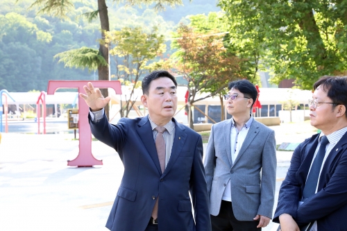 ▲ 강원랜드 최철규 대표이사지굼대행이 문경시 '에코월드'를 방문해 시설을 둘러보고 현압사업 착안사항에 대해 논의하고 있다. [사진= 강원랜드 제공]