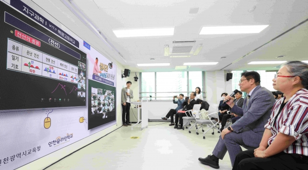 도성훈 인천시교육감은 30일 인천온라인학교 개교식에 참석해 새로운 교육환경을 살펴보고 백령고등학교, 계산여자고등학교 학생들과 온라인으로 만나 대화의 시간을 가졌다.