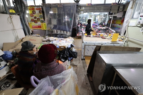 소상공인·전통시장 경기전망 두 달 연속 악화