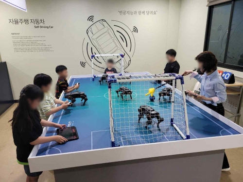 ▲ '성동 4차산업혁명체험센터'에서 로봇 축구를 체험하고 있다. [사진= 성동구 제공]