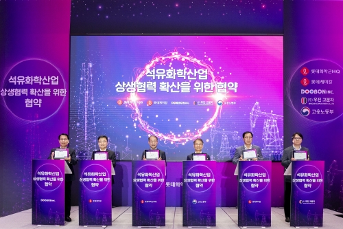 (왼쪽 두번째부터) 황진구 롯데케미칼 기초소재사업 대표, 이훈기 롯데그룹 화학군 총괄대표, 이정식 고용노동부장관, 이영준 롯데케미칼 첨단소재사업 대표[사진=롯데케미칼]