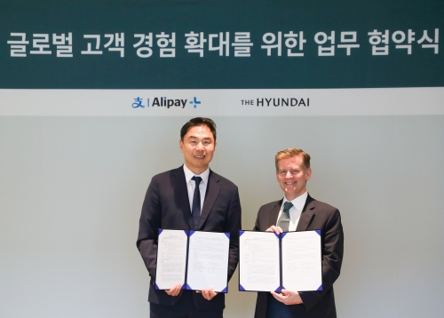 ▲ 3일 서울 영등포구 더현대 서울에서 정지영 현대백화점 사장(사진 왼쪽)과 더글라스 페이건 앤트 인터내셔널 사장이 글로벌 고객 경험 확대를 위한 공동 마케팅 추진 업무협약(MOU)을 체결한 뒤 기념사진을 찍고 있다. [사진= 현대백화점 제공]