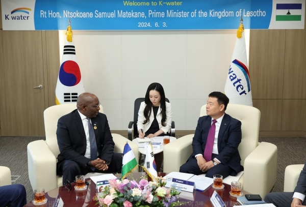 윤석대 한국수자원공사 사장(사진 오른쪽)이 6월 3일 경기도 과천 한국수자원공사 한강유역본부에서 '한-아프리카 정상회의' 참석을 위해 방한한 레소토 은초코아네 샘 마테카네(Ntsokoane Samuel Matekane) 총리(사진 왼쪽)와 양국 간 물관리 협력방안을 논의하였다. 이번 면담은 레소토의 댐·수력발전소 개발 및 운영관리, 기술 교류 등 양국의 협력 확대를 위해 성사되었다. 한국수자원공사는 향후 원조사업(ODA) 등 구체적 협력사업 발굴을 위해 협력할 계획이다.