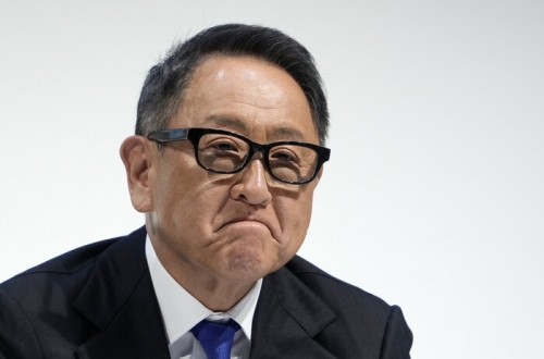 토요타 아키오 토요타자동차 회장이 지난 3일 품질 인증 부정 취득 관련 기자 회견에서 굳은 표정을 짓고 있다. 사진=연합뉴스