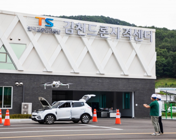한국교통안전공단 직원들이 2024년 5월 30일 김천드론자격센터에서 사고 현장 촬영을 위한 드론 조종을 연습하고 있다.