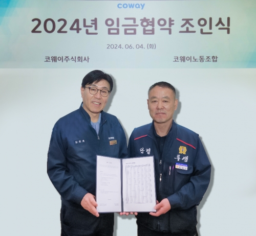 김동화(왼쪽) 코웨이 생산본부장과 임재환 생산 코웨이노동조합 위원장
