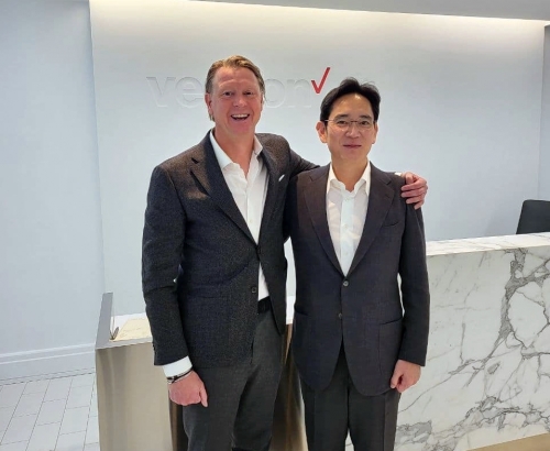2021년 11월 이재용 당시 삼성전자 부회장이 버라이즌 본사를 방문해 한스 베스트베리 CEO와 기념 촬영하는 모습.