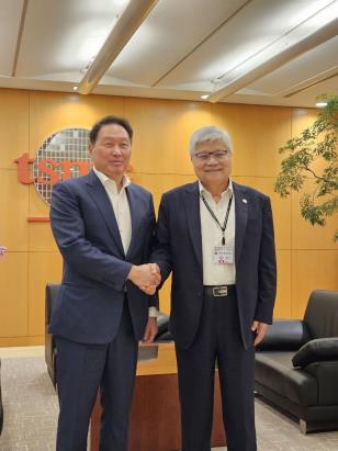 최태원 SK 그룹 회장(왼쪽)과 웨이저자 TSMC 회장이 6일 대만 TSMC 본사에서 기념 촬영을 하고 있다.