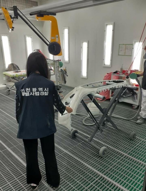 인천시 특별사법경찰은 지난 5월 16일부터 6월 3일까지 도심 주거지 인근 자동차 외형복원 사업장 55개소를 대상으로 기획수사를 실시해 대기환경보전법 등 환경관련 위반업소 9개소를 적발했다.