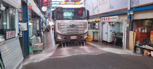 ▲ 성동구는 마장축산물시장 악취 발생을 막기 위해 도로 물청소를 시행한다. [사진= 성동구 제공]