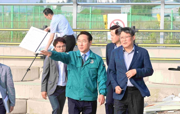 유정복 인천광역시장이 10일 중구 북성포구에서 준설토 투기장 조성사업을 점검하고 있다.