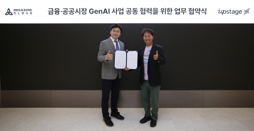 6월 10일 서울 강남구 메가존클라우드 사옥에서 진행된 '금융·공공시장 생성형 AI 사업 공동 협력을 위한 업무 협약식'에서 김성훈 업스테이지 대표(오른쪽)와 이주완 메가존클라우드 대표가 참석해 기념사진을 촬영하고 있다.