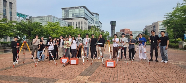 한국국토정보공사 인천지역본부(한길동 본부장)는 인천대학교 도시과학대학(학장: 박지훈 교수) 도시공학과(학과장: 이용창 교수) 학생들의 스마트 지적 공간정보 실무 능력 향상을 위한 '랜디고 S/W'실무 교육을 지난 6월 7일 인천대학교 3호관 INU CUBE 및 야외 실습장에서 진행했다.