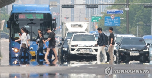 한낮의 서울 영등포구 여의대로 모습.