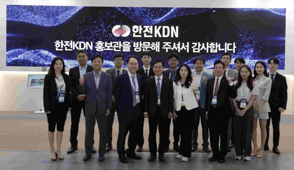 2024 전기산업엑스포 전시장, 한전KDN 전시관을 운영하는 한전KDN 관계자들