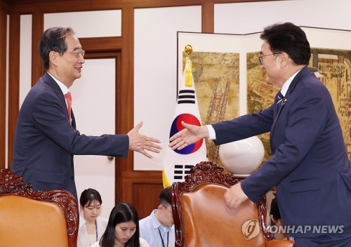 우원식 국회의장(오른쪽)이 12일 국회를 찾은 한덕수 국무총리와 악수를 하고 있다.
