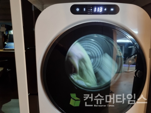 어두운 곳에서 사용 시 LED 버튼을 통해 건조기 내부의 상태를 확인할 수 있다. [사진 = 김윤호 기자]