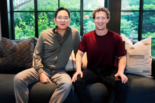 11일(현지시간) 이재용 삼성전자 회장이 미국 서부 팔로알토에 위치한 마크 저커버그(Mark Zuckerberg) 메타 CEO 자택에서 기념사진을 촬영하는 모습.