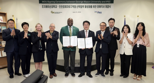 인천경제자유구역청(Incheon Free Economic Zone Authority, IFEZA)과 조지메이슨대학교(George Mason University)는 13일 MOU를 체결했다.