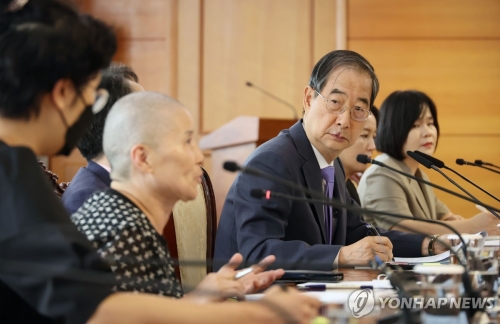 한덕수 국무총리가 13일 서울 종로구 정부서울청사에서 환자단체와 간담회를 하고 있다.