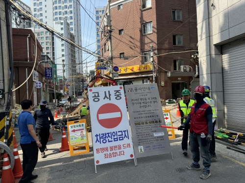 ▲ 도로 굴착 및 복구 공사장 점검 모습 [사진= 성동구 제공]