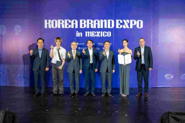 산업통상자원부(장관 안덕근)와 KOTRA(사장 유정열)는 이달 13일부터 16일까지 나흘간 멕시코시티 월드트레이드센터에서 '2024 대한민국 브랜드 엑스포 in 멕시코'를 개최했다. 15일에 열린 개막식 현장 사진. (사진 왼쪽부터) 김상순 KOTRA 중남미지역본부장, 도의 NOMAD, 허태완 주멕시코 대한민국 대사, 김재겸 롯데홈쇼핑 대표, 김영환 대중소기업농어업협력재단 사무총장, 권유리 소녀시대, Humberto Esqueda Ramos, Mexico-South Korea Business Committee(COMCE) President.