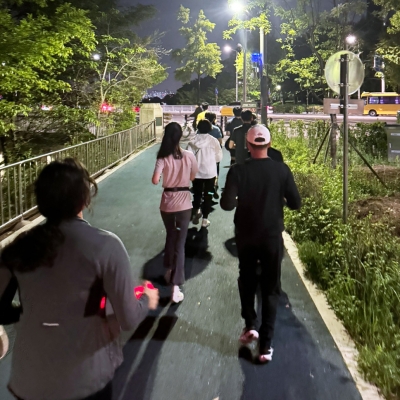 ▲ 지난 4월 26일 금요일 저녁 건강뜀 프로젝트에 참여헤 양재천을 달리는 사람들 [사진= 강남구 제공]