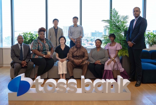 토스뱅크 이은미 대표(왼쪽에서 세번째)가 18일 오전 서울 강남구 토스뱅크 사옥에서 아프리카 3개국(나이지리아·보츠와나·모리셔스) 은행협회 관계자들과 참석자들과 기념촬영 하고 있다.