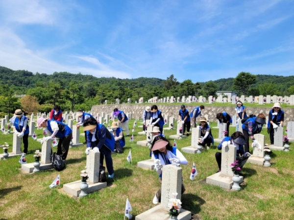자생의료재단 봉사단이 국립서울현충원에서 묘역정화 활동을 펼치고 있다.
