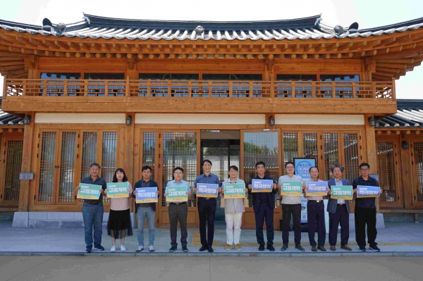 수원문화재단(대표이사 오영균)은 18일 정조테마공연장에서 임직원들과 함께 '적극행정 실천 다짐 행사'를 진행했다.