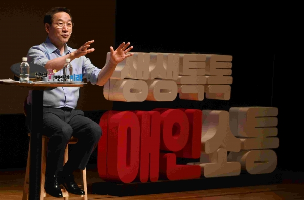 유정복 인천광역시장이 18일 부평구 부평아트센터에서 열린 '제1회 생생시정 바로알기'에서 시민들의 질문에 답변하고 있다.