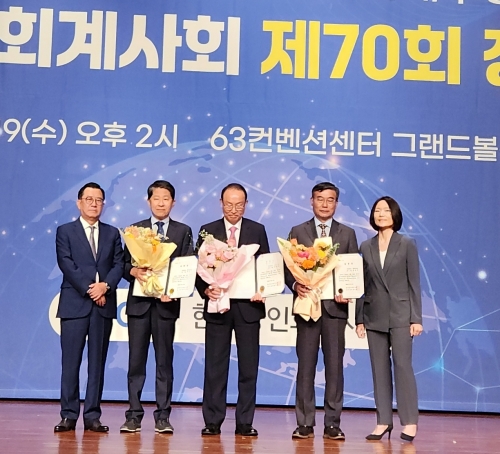 제47대 한국공인회계사회 회장으로 당선된 최운열 전 더불어민주당 의원(가운데)