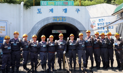 갱도 체험을 마치고 나온 강원랜드 임직원 및 도계광업소 관계자들[사진=강원랜드]
