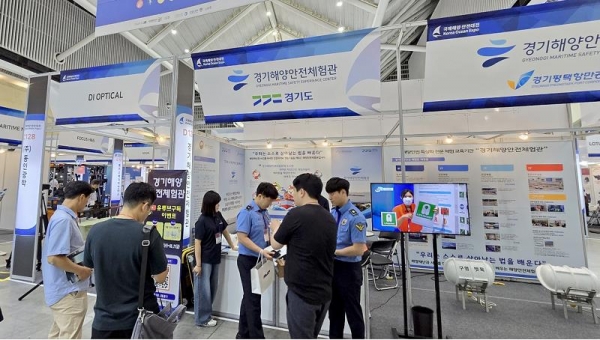 경기평택항만공사 경기해양안전체험관(사장 김석구)은 19일부터 21일까지 인천 송도컨벤시아에서 개최되는 해양․안전 분야 특화 산업전시회인 '2024 국제해양․안전대전'에 참가한다. (경기해양안전체험관 체험부스 모습)