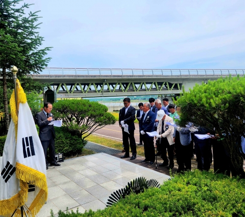 한국콜마 여주 아카데미·근오농림 임직원들이 '여강회' 회원들과 함께 지난 6일 경기도 여주시 단현동 소재 에드워드 무어 장군 추모전적비에 방문해 추모식을 진행했다.[사진=콜마홀딩스]