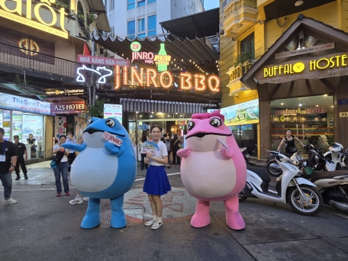 베트남 하노이 '따히엔 맥주거리'에 있는 한식당 '진로BBQ'에서 영업사원들이 두꺼비 탈을 쓰고 '진로소주' 판촉활동을 펼치고 있다. [사진 = 안솔지 기자]