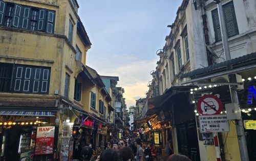 날이 저물면서 현지 젊은이들과 관광객들이 가득 들어찬 '따히엔 맥주거리' [사진 = 안솔지 기자]