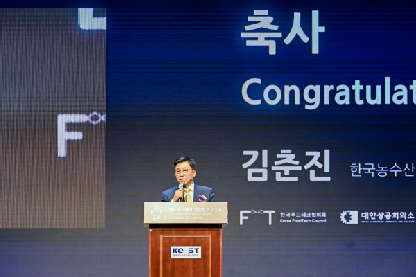 월드푸드테크 컨퍼런스 2024 현장-축사하는 한국농수산식품유통공사 김춘진 사장