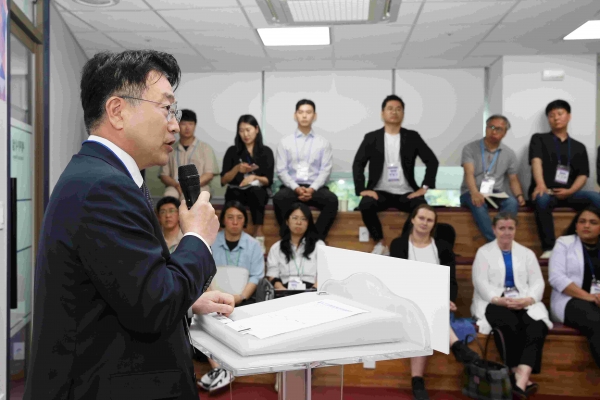 윤원석 인천경제자유구역청장이 참여 기업을 대상으로 환영사를 하고 있다.