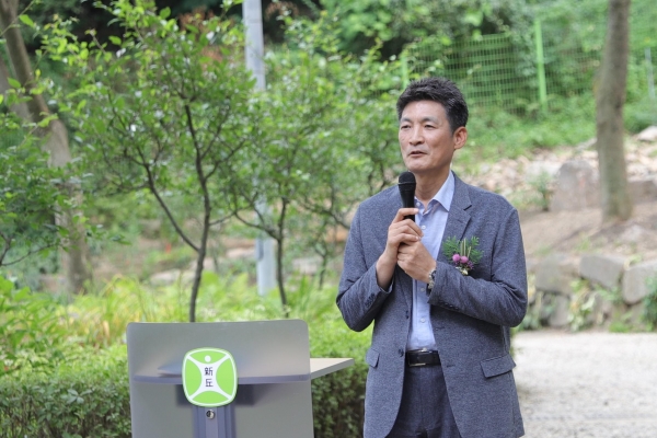 지난 20일 신구대학교식물원에서 진행된 희귀·자생식물 보전원 개원식에서 신창호 국립세종수목원장이 참석해 인사말을 하고 있다.