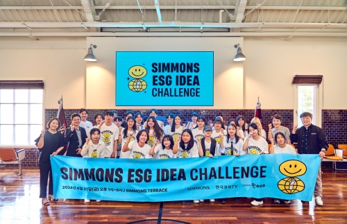 지난 21일 경기도 이천 시몬스테라스에서 열린 '시몬스 ESG 아이디어 챌린지' 참가자들이 기념촬영을 하고 있다.[사진=시몬스]