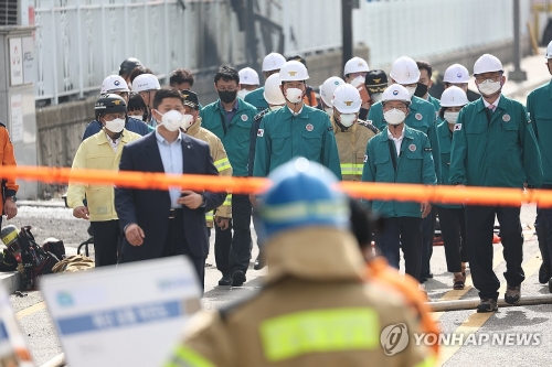 한덕수 국무총리가 24일 경기도 화성시 서신면 소재 일차전지 제조 업체 공장 화재 현장을 둘러보고 있다.