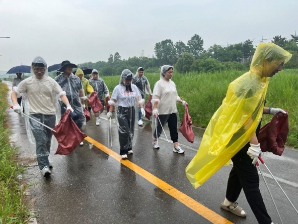 인천환경공단 임직원들은 지역주민들과 함께 승기천 정화활동을 펼쳤다.