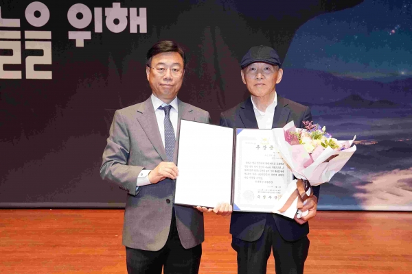 신상진 성남시장(왼쪽)은 6·25전쟁 참전용사 고(故) 윤영 상병의 유족인 동생 윤철(75·수정구 복정동)에게 무성화랑 무공훈장과 훈장증을 전수했다.