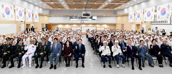 유정복 인천광역시장이 25일 시청 대회의실에서 열린 '6.25전쟁 제74주년 기념식'에서 기념촬영을 하고 있다.
