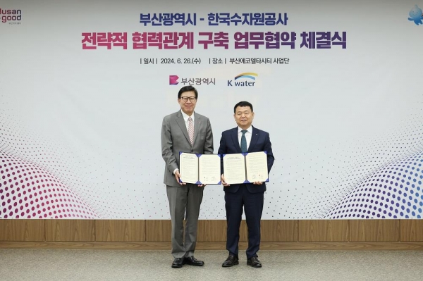 한국수자원공사(K-water, 사장 윤석대)는 정부의 지방시대 활성화 기조에 부응하여 부산광역시(시장 박형준)와 6월 26일 부산광역시 강서구 소재 한국수자원공사 부산에코델타시티사업단에서 '전략적 협력을 위한 업무협약'을 체결했다.(오른쪽부터 윤석대 한국수자원공사 사장, 박형준 부산광역시 시장)