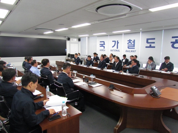국가철도공단과 한국철도공사 관계자들이 26일 공단 상황실에서 '제11회 철도발전협력회의'를 시행하고 있다.