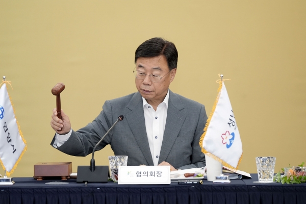 신상진 경기도시장군수협의회장은 민선 8기 제6차 정기회의를 주재하고 39개 안건을 심의·의결했다.